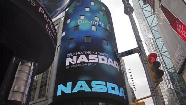 NASDAQ премина границата от 8000 пункта за първи път 