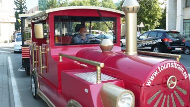 Атракционно влакче с три прикачени вагона с варненска регистрация се