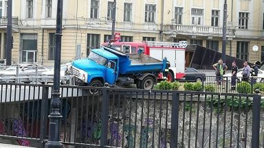 Камион надвисна над реката под Лъвов мост