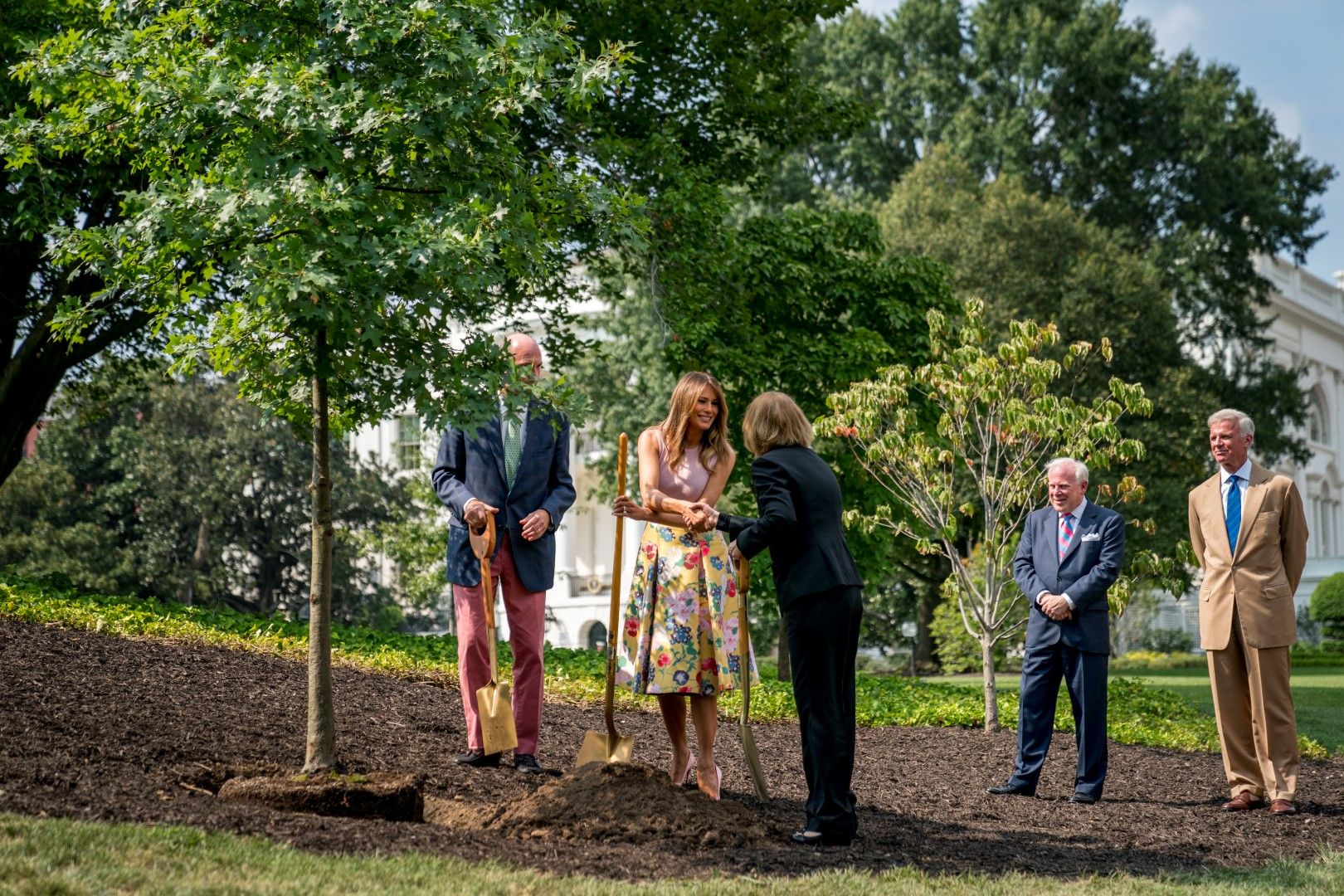 Мелания засади дърво с наследниците на президентите Дуайт Айзенхауер и Джеймс Монро
