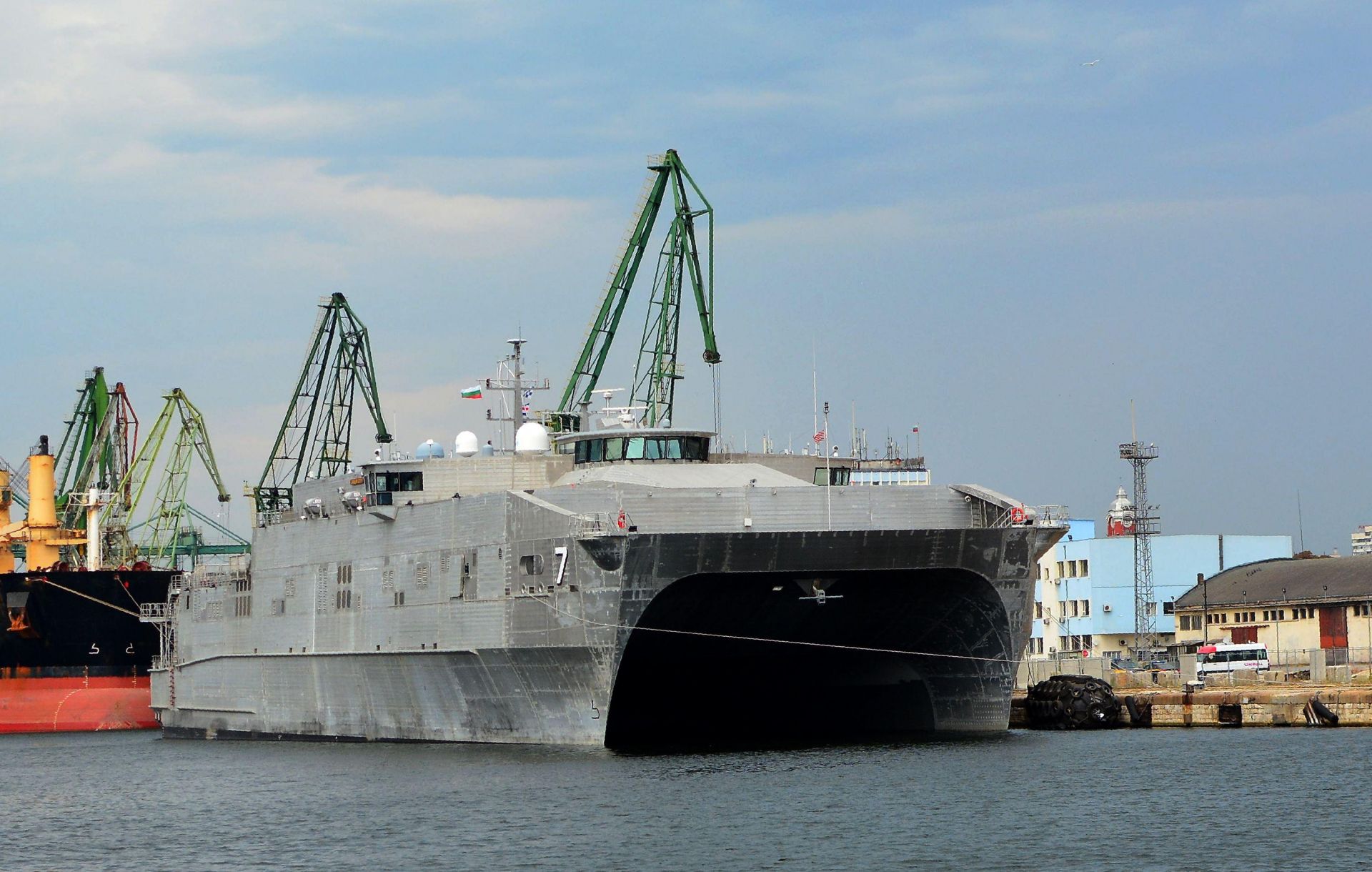 От 27 до 29 август 2018 година на неофициално рутинно посещение в гр. Варна e транспортният кораб за експедиционни операции „Карсън Сити” 