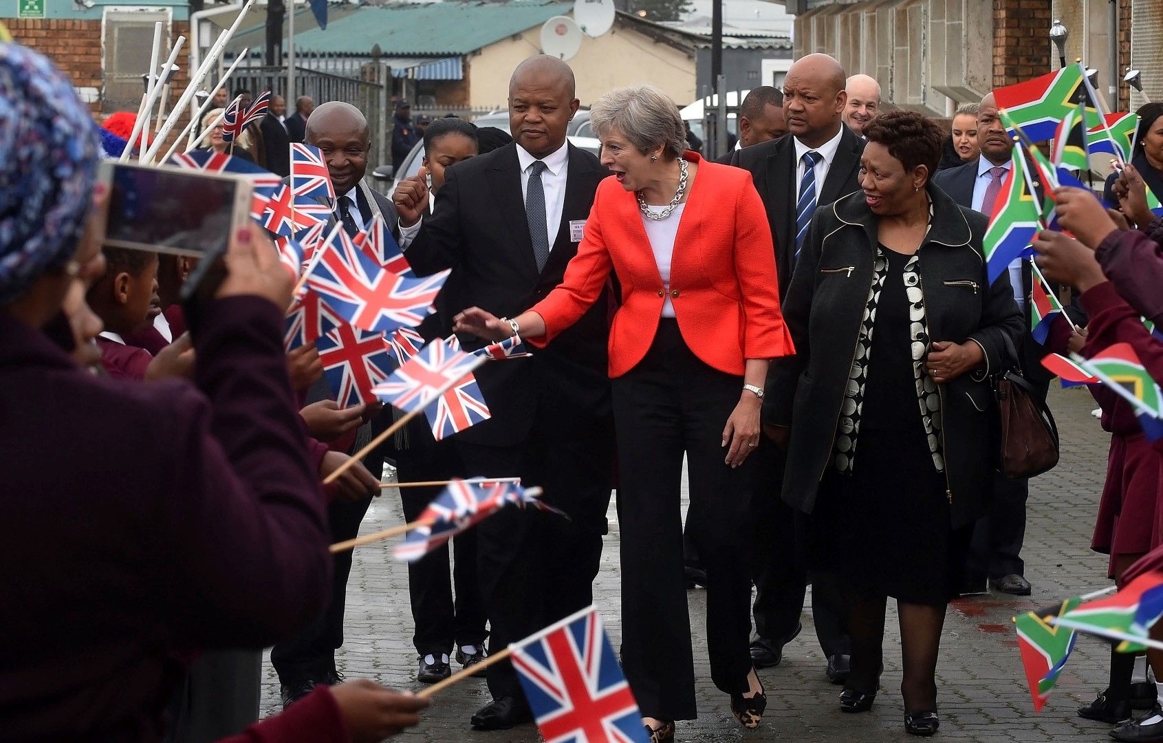 Симпатизанти развяха британски знамена пред Мей
