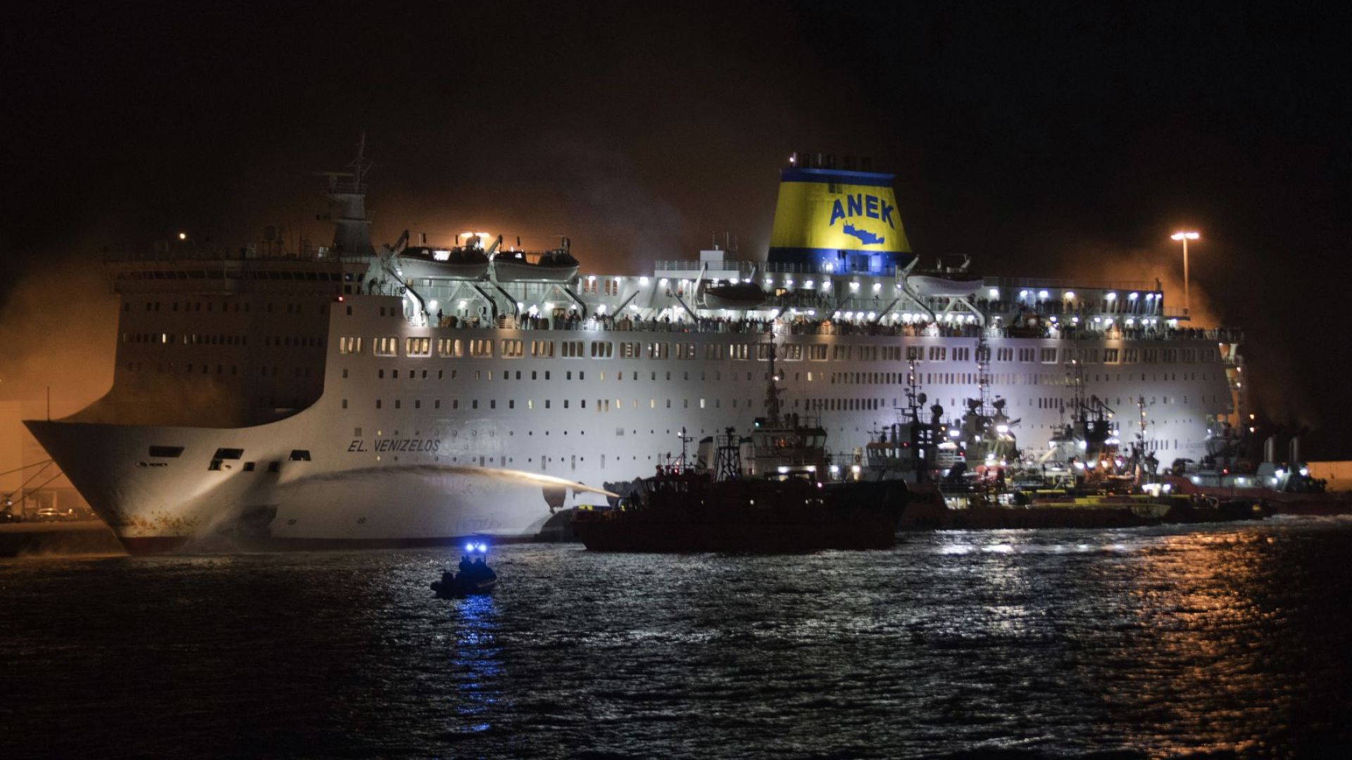 Голям ферибот се запали на гръцко пристанище