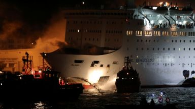 Пожар на гръцки ферибот, пътниците свалени със спасителни жилетки (снимки)