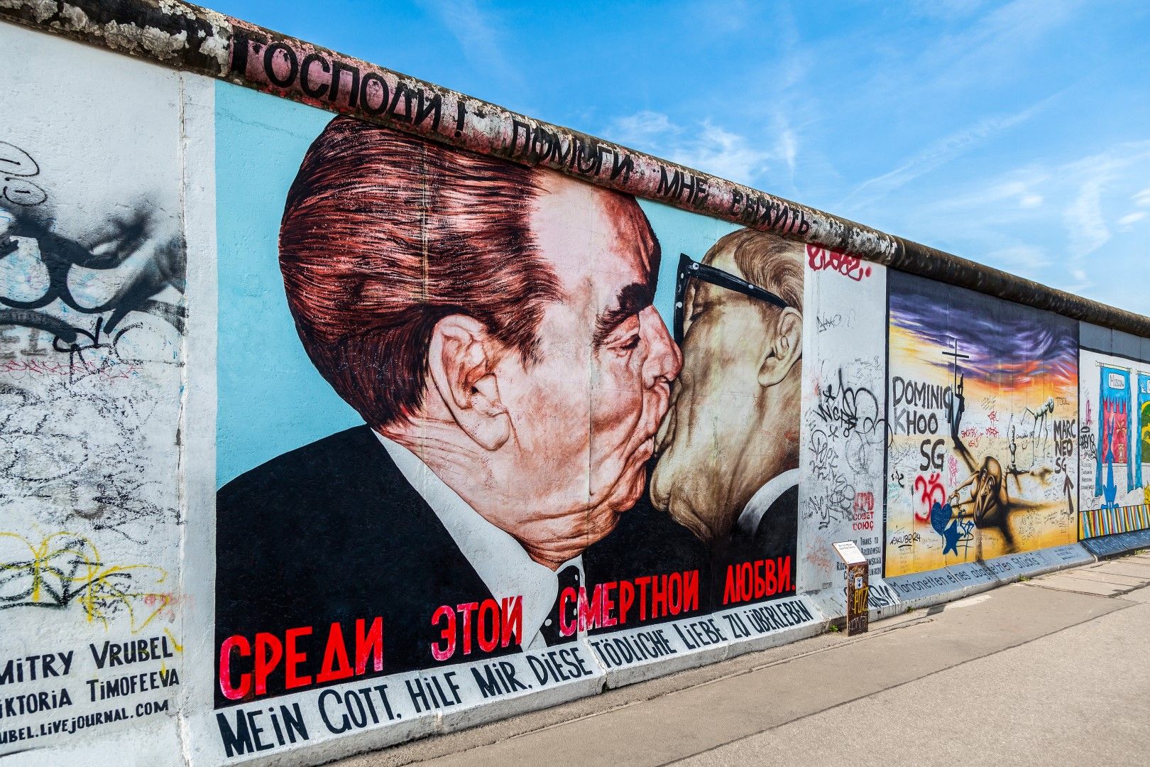 Графит, показващ бившия съветски лидер Леонид Брежнев (L) целувайки бившия източногермански комунистически лидер Ерих Хонекер от руския художник Дмитрий Врубел на Берлинската стена