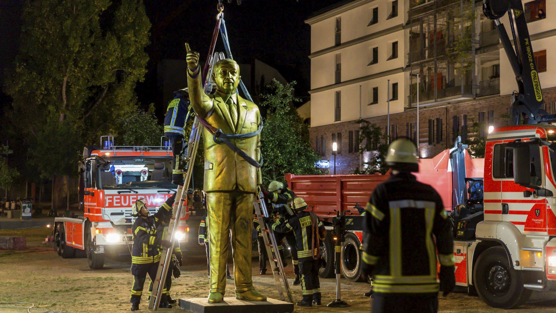 Махнаха скандалната статуя на Ердоган в Германия