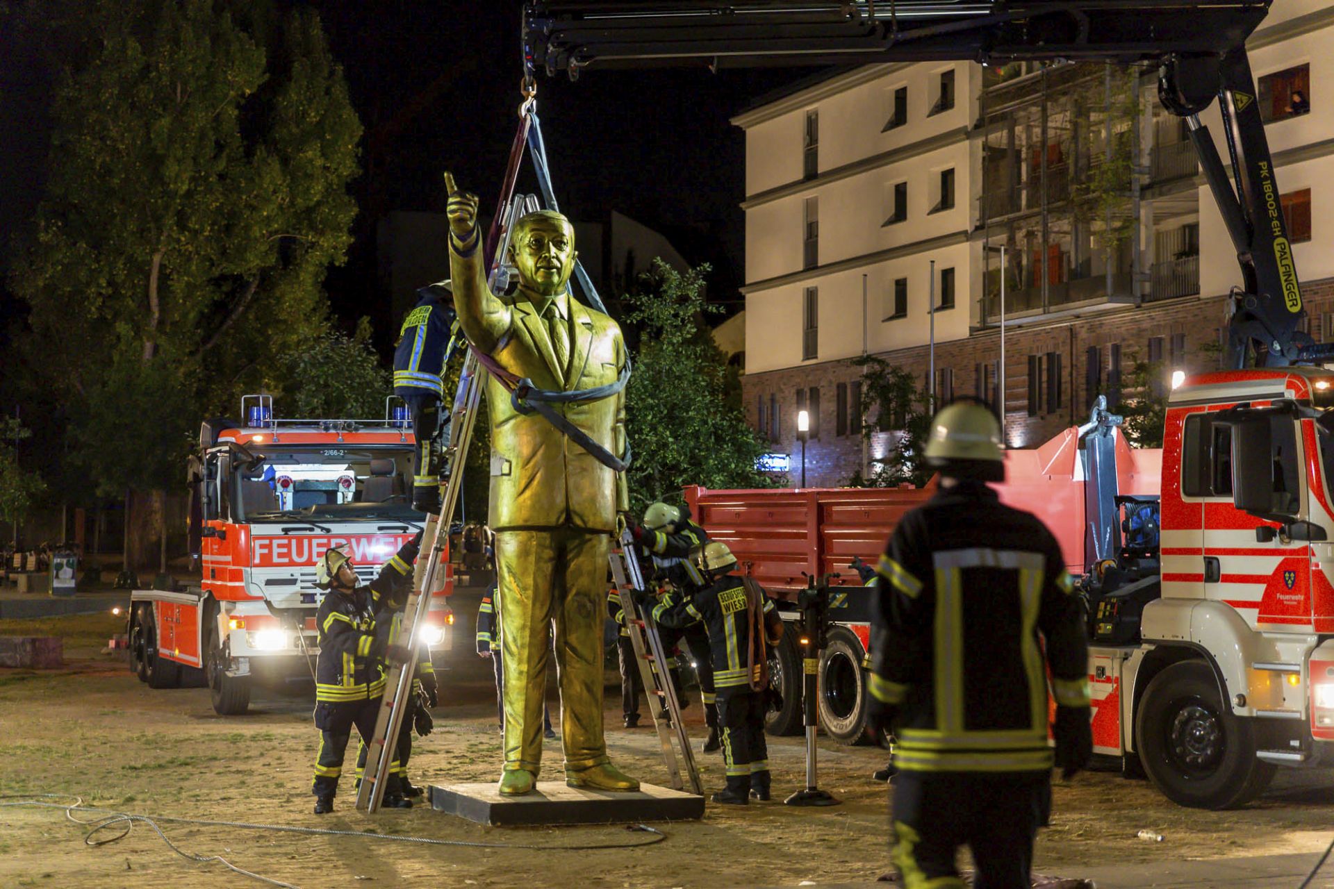 Махат 4-метровата златна статуя на Ердоган
