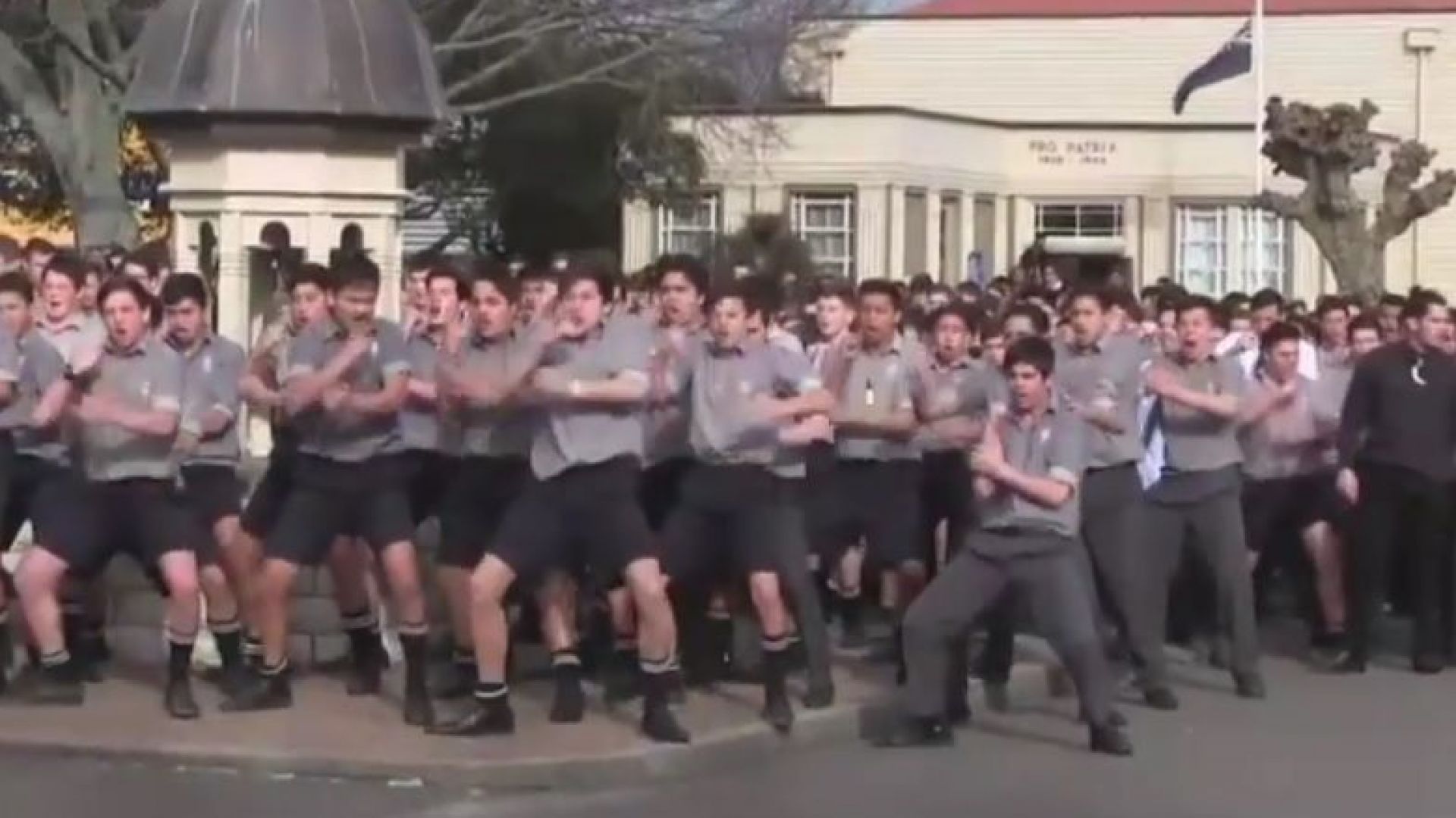 Как хиляди ученици отдават последна почит на любимия учител (видео)
