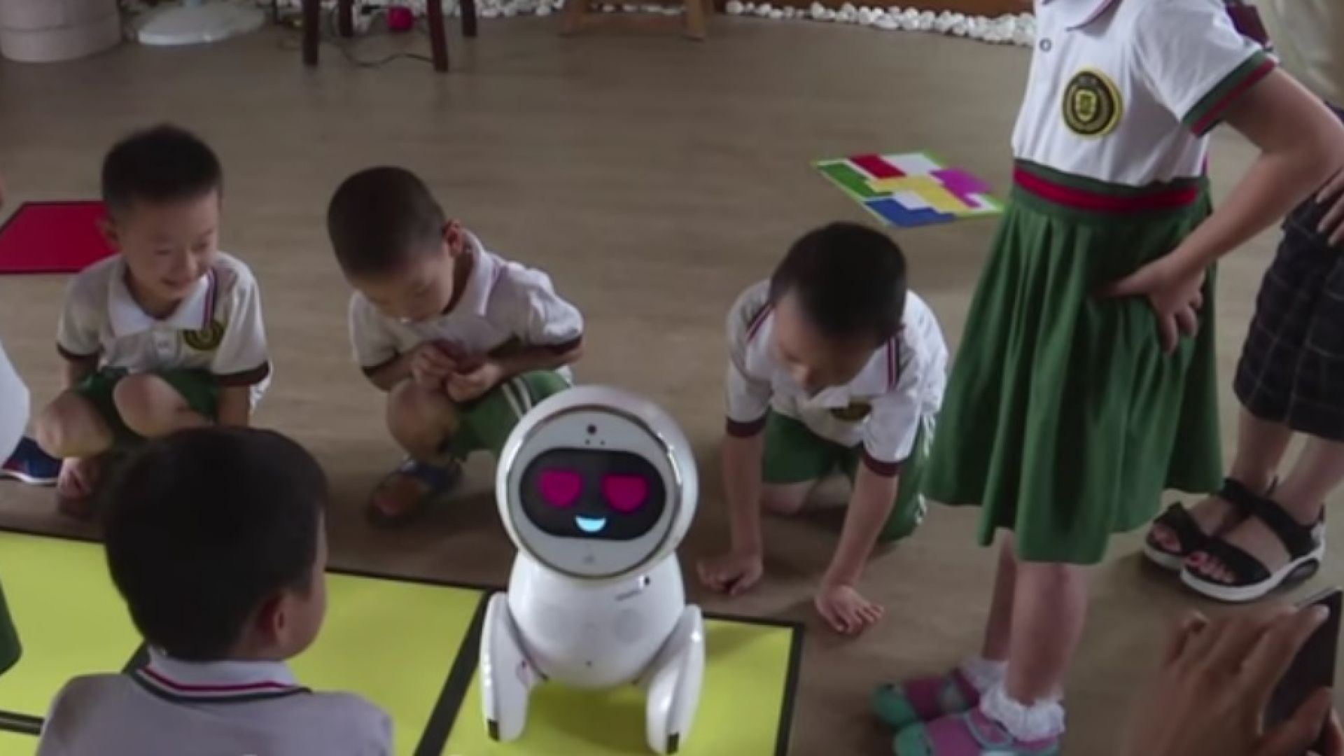 Запознайте се с Кико - робота-учител в китайските детски градини (видео)