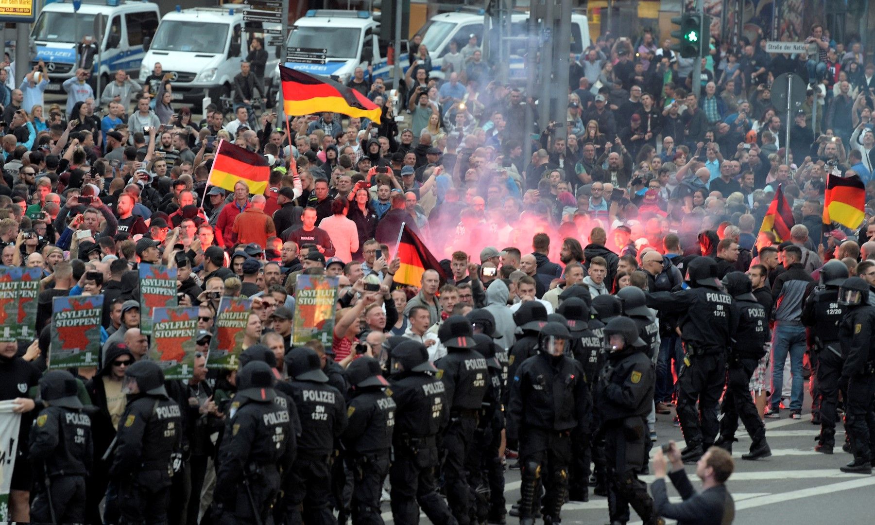 Агресията при протестите задълбочи спора в и без това разделената по въпроса за мигрантите Германия
