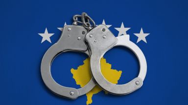 16 души арестуваха в Косово  за нелегална търговия с оръжие, откриха и български паспорт