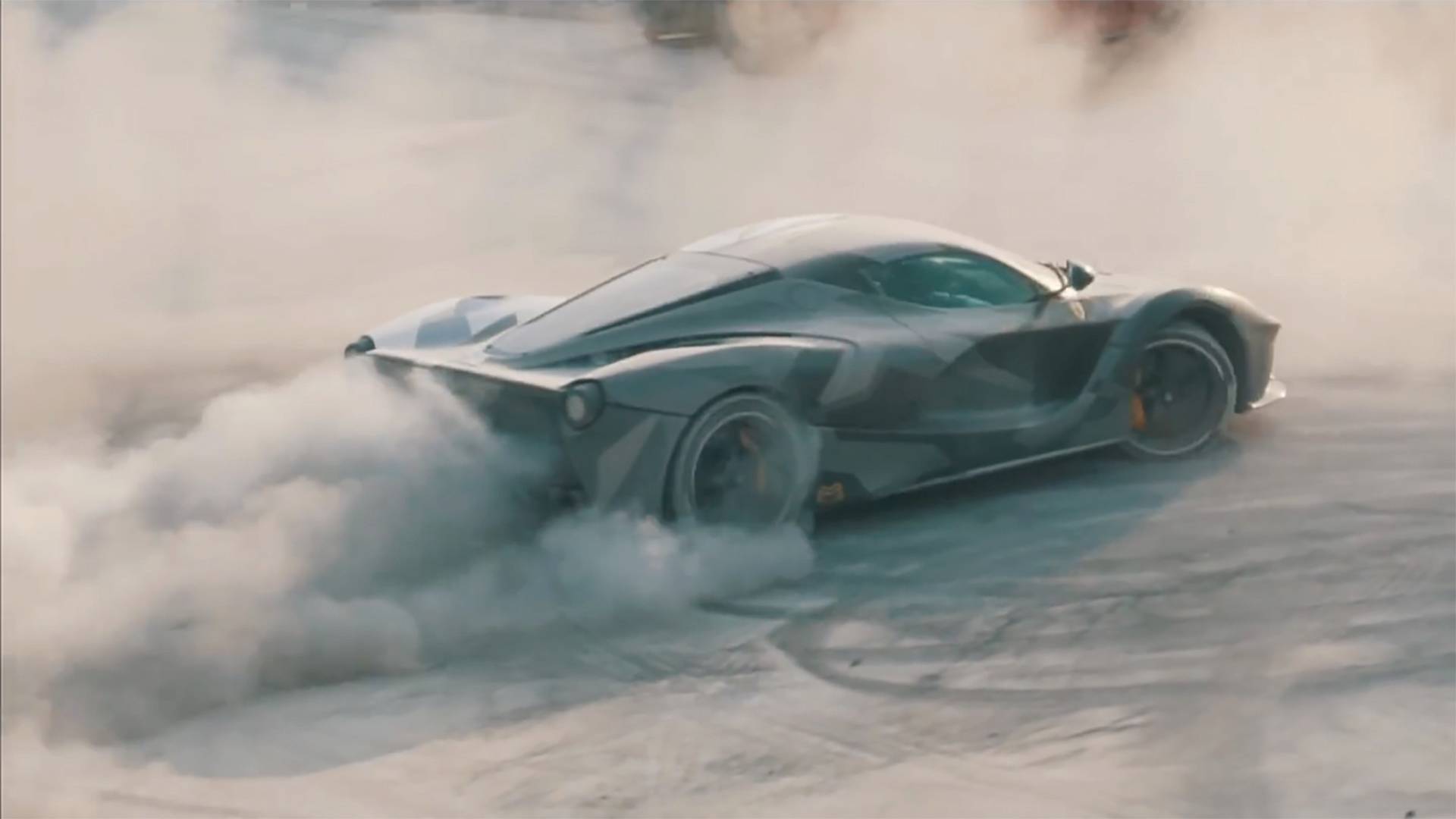 Вижте как Ferrari LaFerrari дрифтира в прахта (видео)