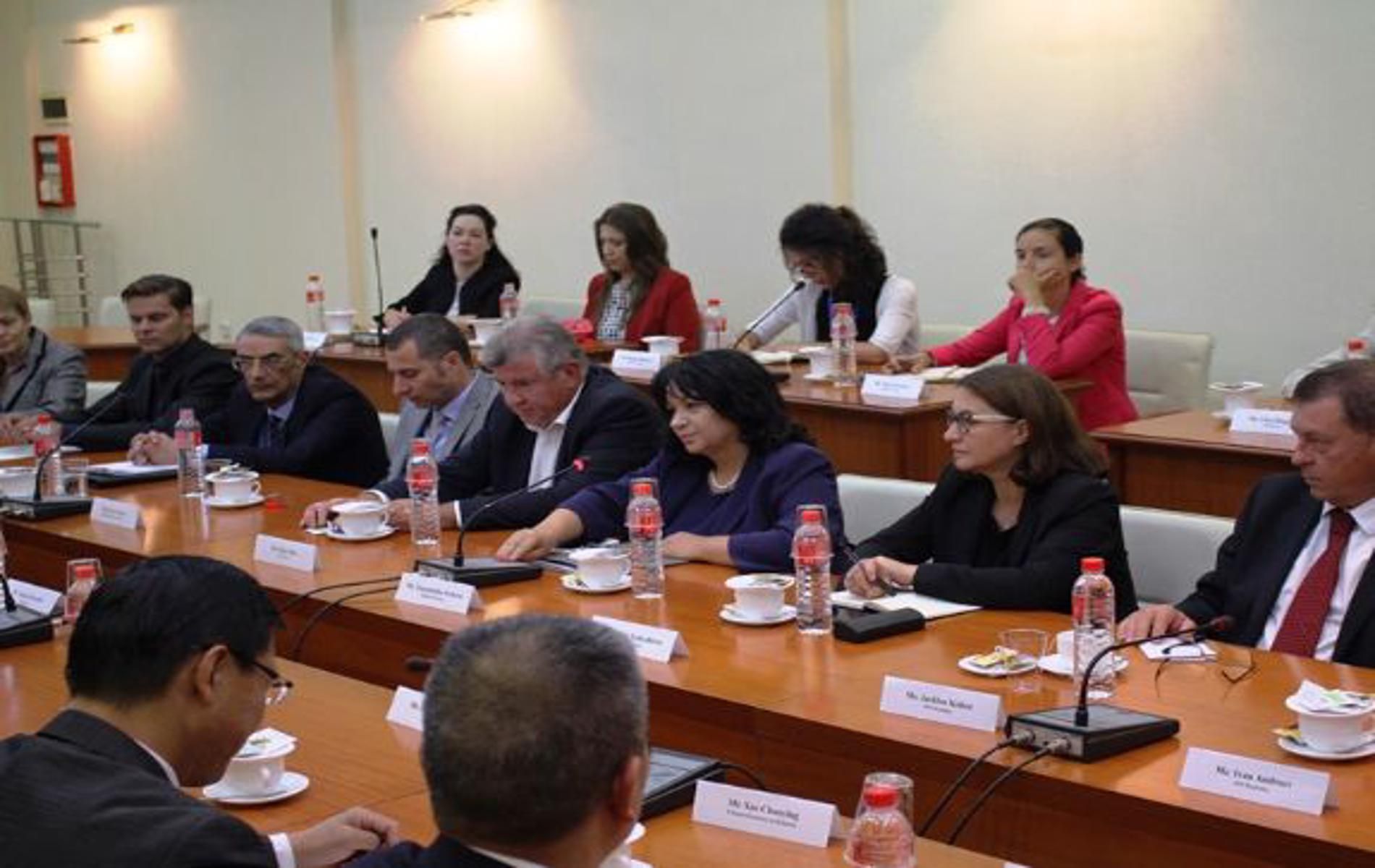 Момент от срещата на министър Петкова с китайската делегация