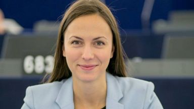 Евродепутат: Технологиите правят плащанията по-сигурни