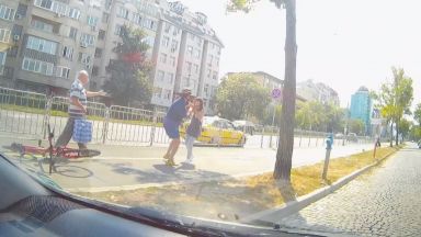 Колоездач се бие с пешеходка в грозно зрелище до „Пирогов“ (видео)