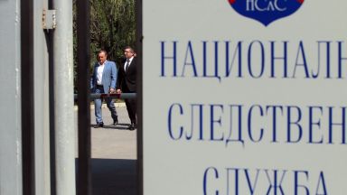 Двама надзиратели от ареста в сградата на Националната следствена служба