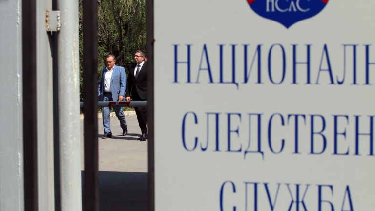 Двама надзиратели от ареста в сградата на Националната следствена служба