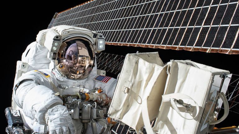 Астронавтите Андрю Морган и Лука Пармитано излязоха в открития космос