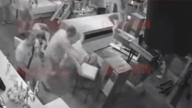  Кърваво меле: Батки опустошават друга компания в бургаски бар (видео 18+) 