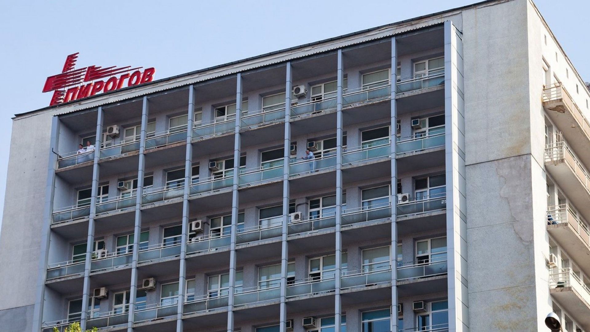 Тежко остава състоянието на 25 годишния мъж който снощи падна върху