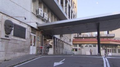 Нарязалото се на стъклена врата момче вече е в стабилно състояние