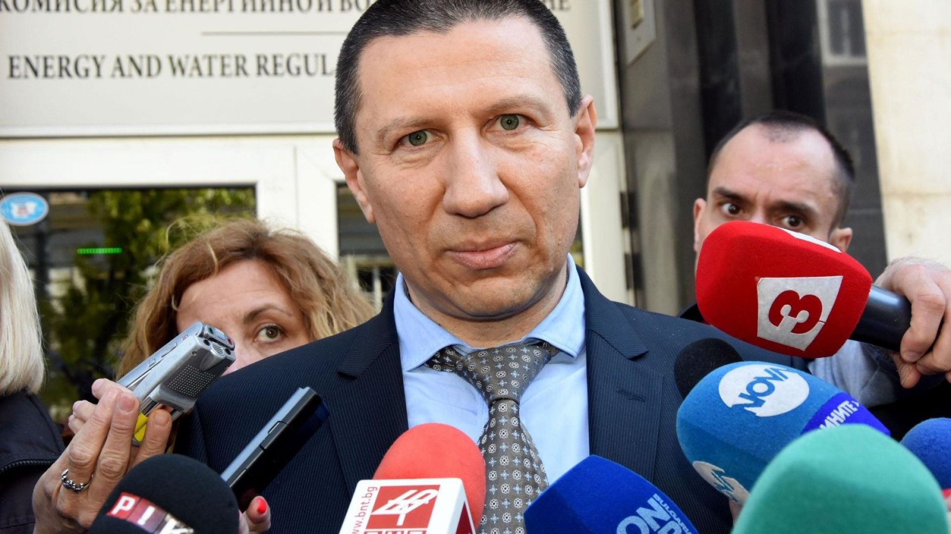 Взехме проби за изследване както от повърхността на асфалта от