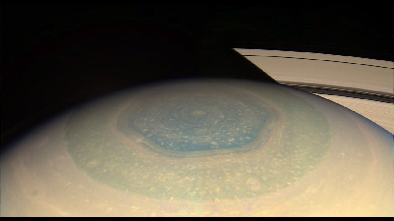 На северния полюс на Сатурн има шестоъгълна буря