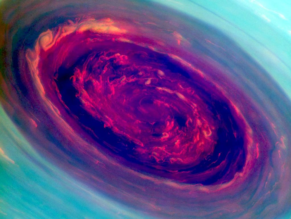 Окото на буря на Сатурн