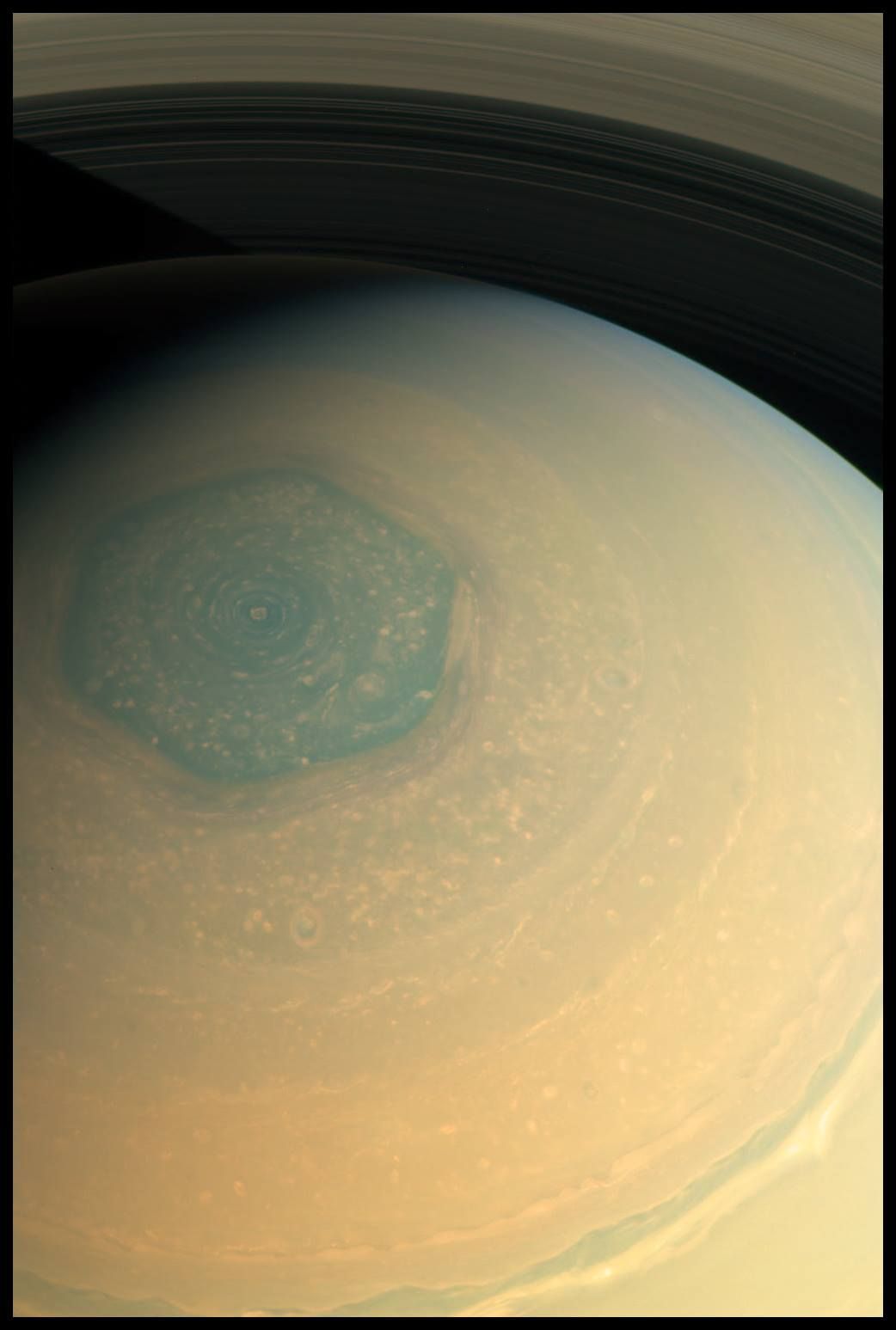 Северният полюс на Сатурн