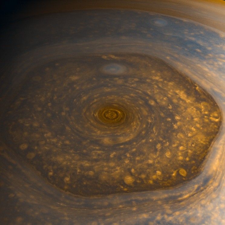 Единствената шетъоъгълна буря в Слънчевата система се намира на Северния полюс на Сатурн
