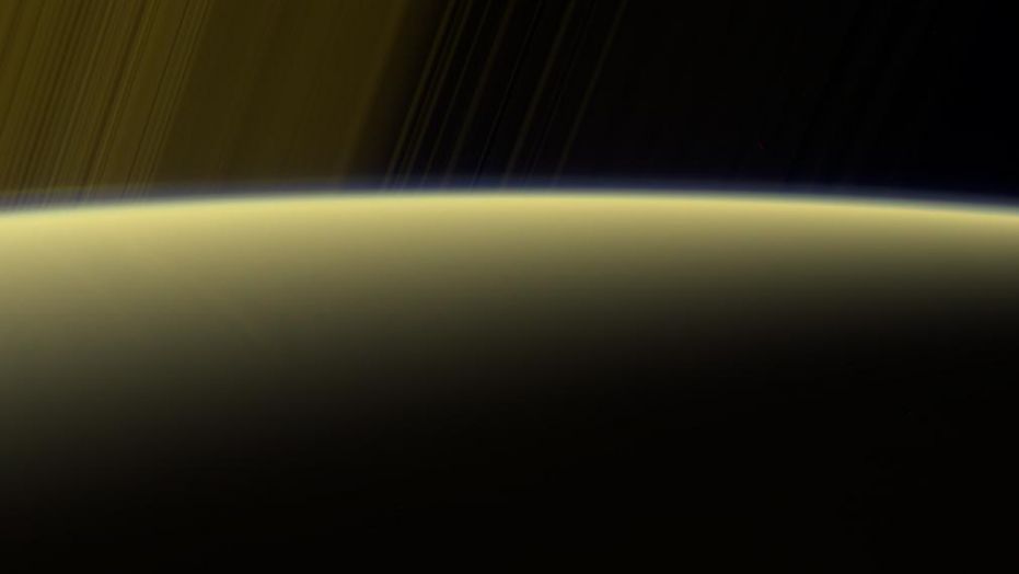 Пръстените на Сатурн, гледани отдолу