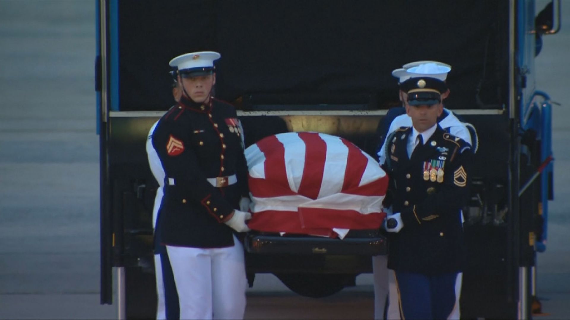 Ковчегът с тленните останки на сенатор Джон Маккейн пристигна във