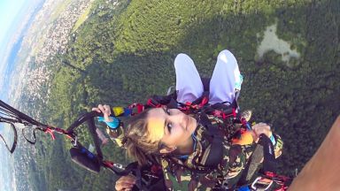 Цвети Стоянова скочи с парашут (снимки)