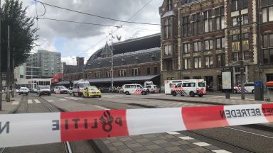 Двама ранени при нападение с нож на гарата в Амстердам