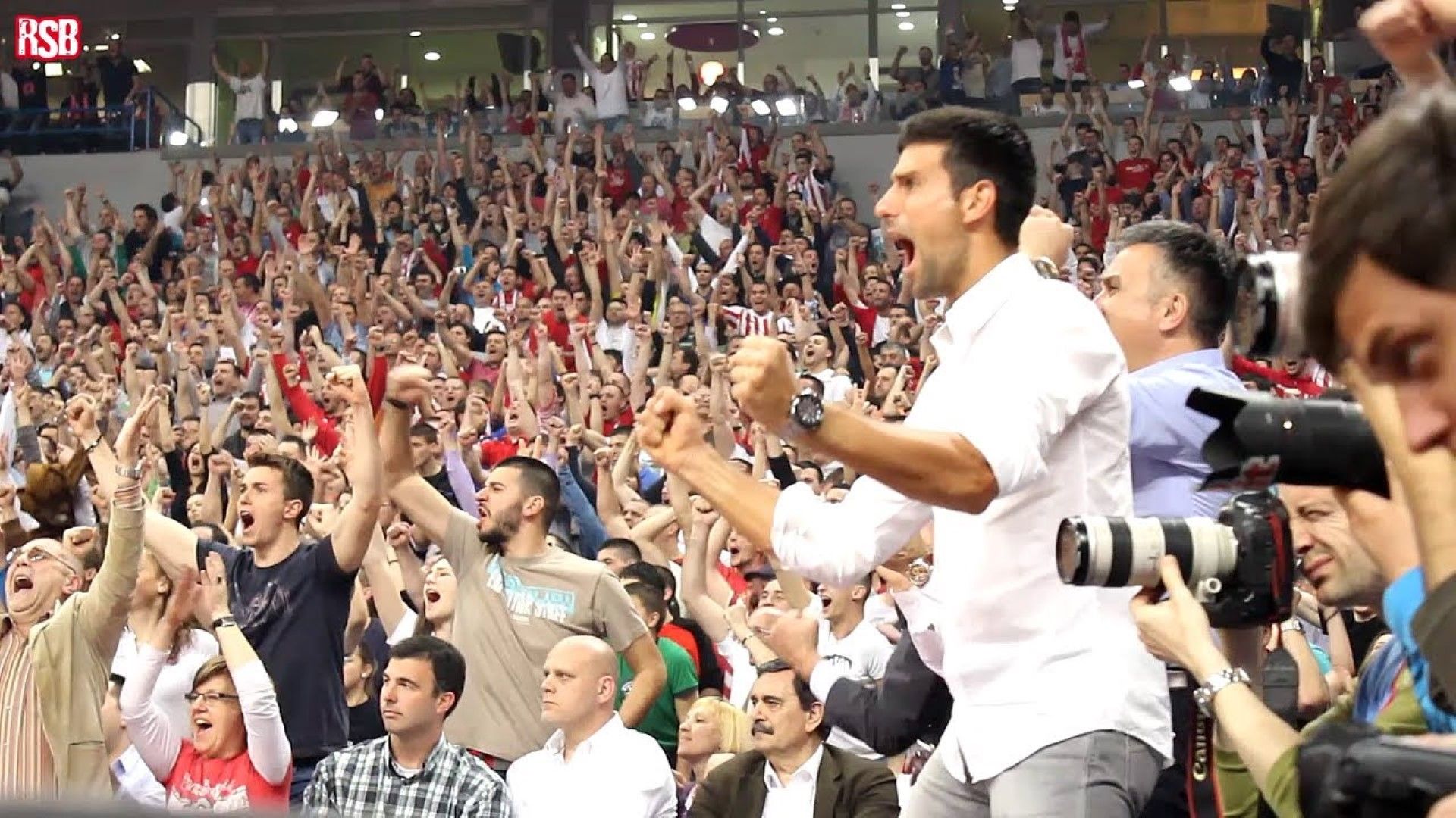 Новак Джокович куфее на баскетболен мач на Цървена Звезда