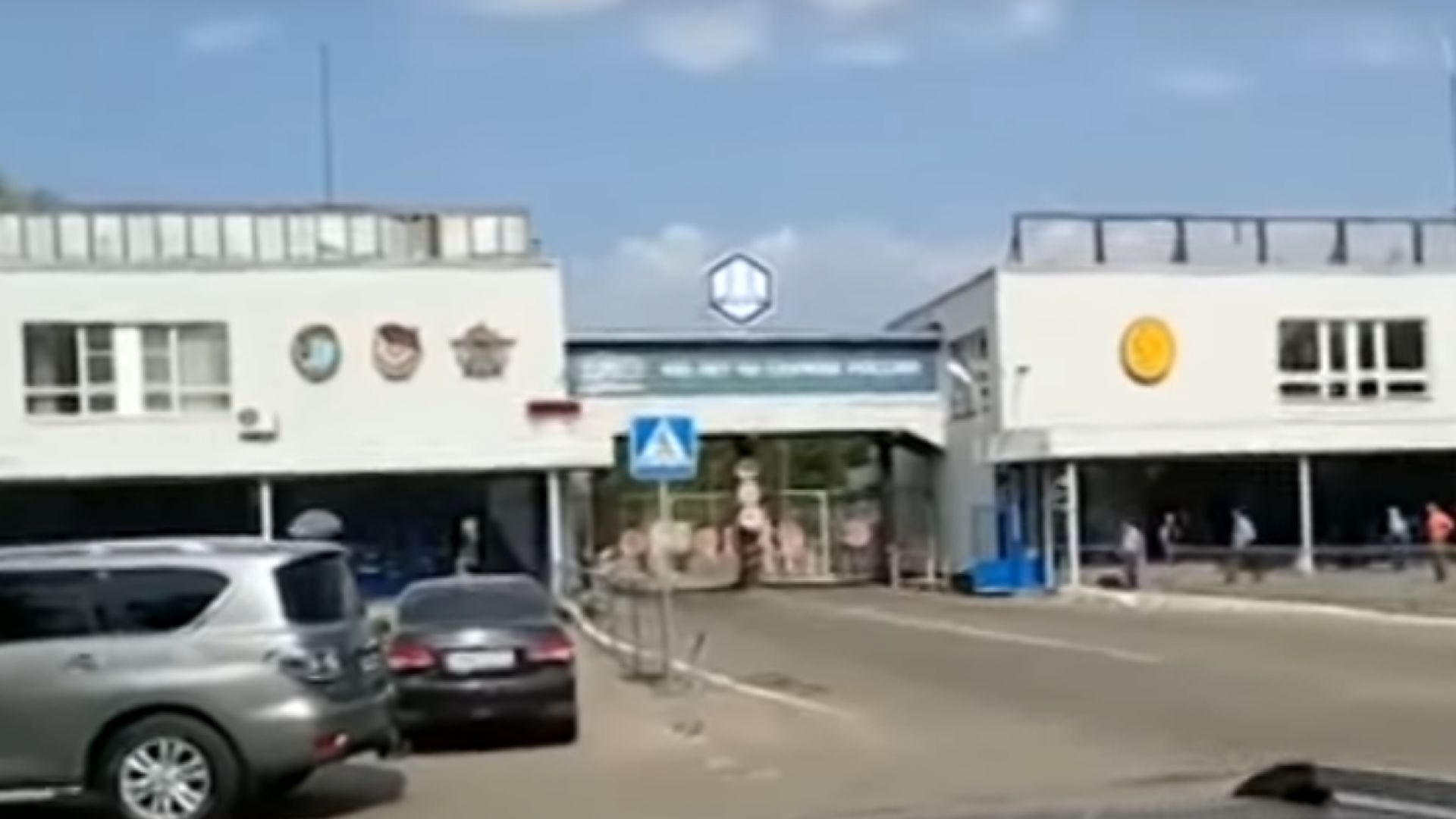 Най малко трима души загинаха а четирима бяха ранени днес при