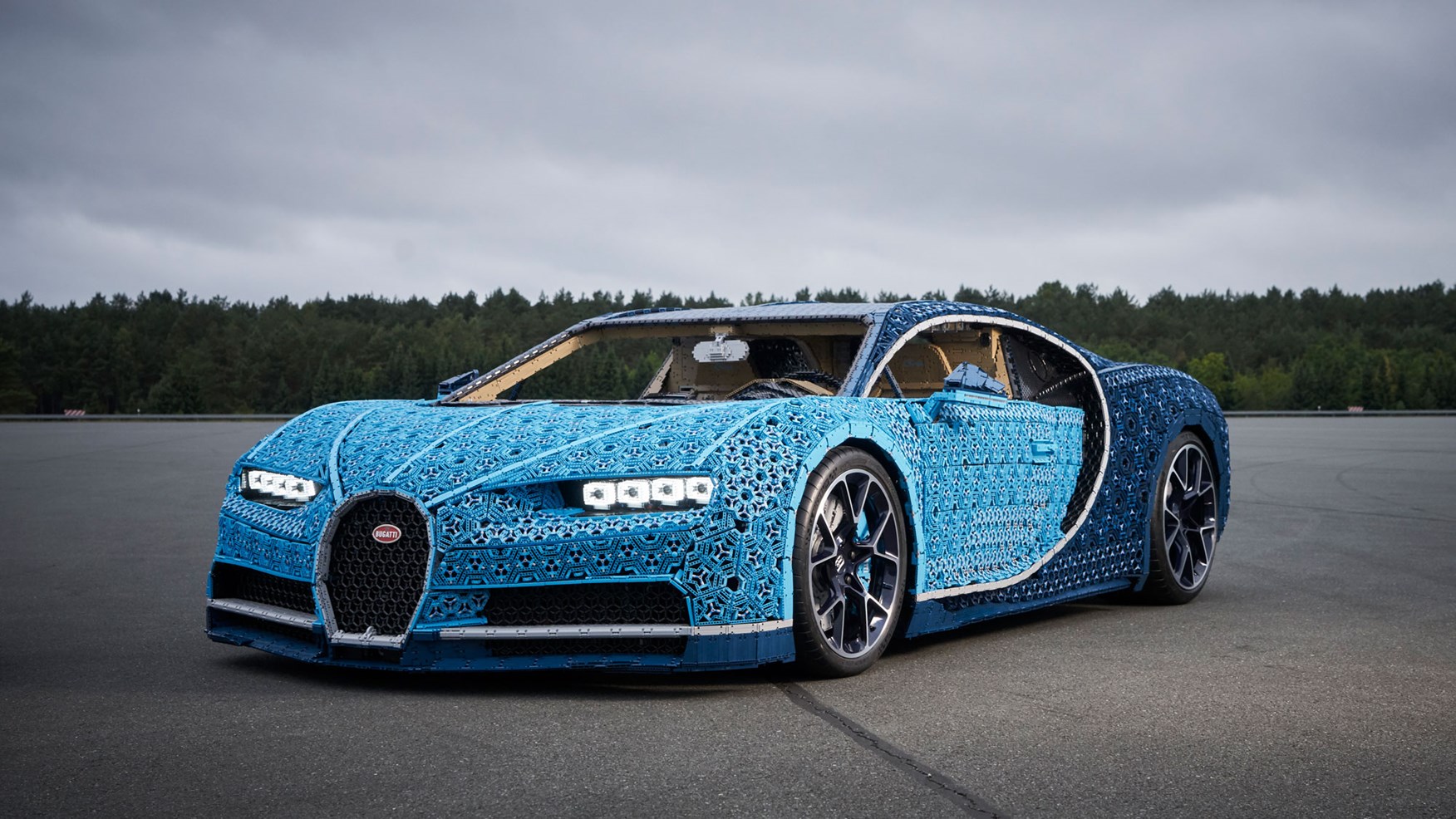 Сглобиха модел на Bugatti Chiron от конструктор ”Лего”
