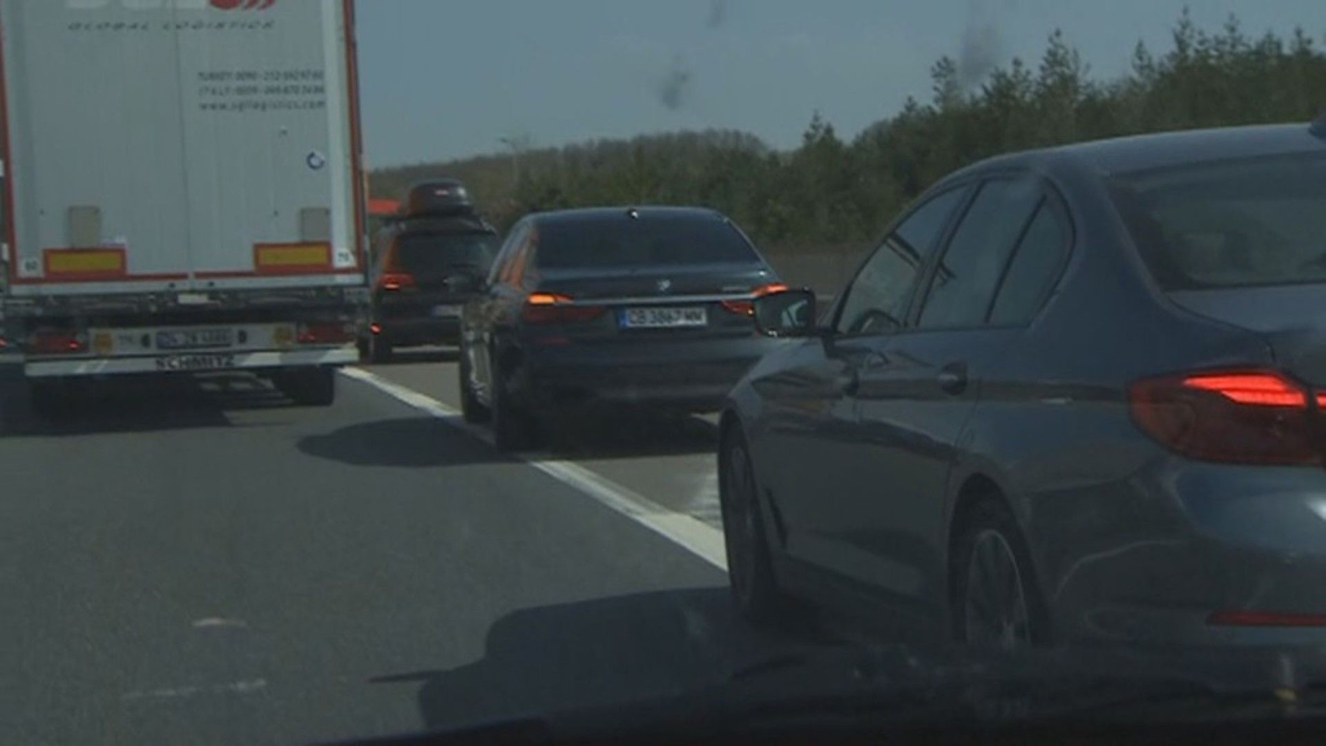 Лек автомобил е скъсал мантинелата между двете платна за движение