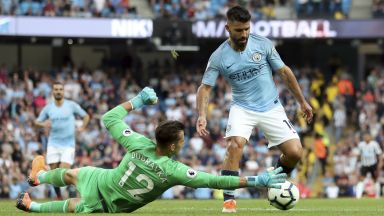 Шампионът пропусна много, но все пак победи