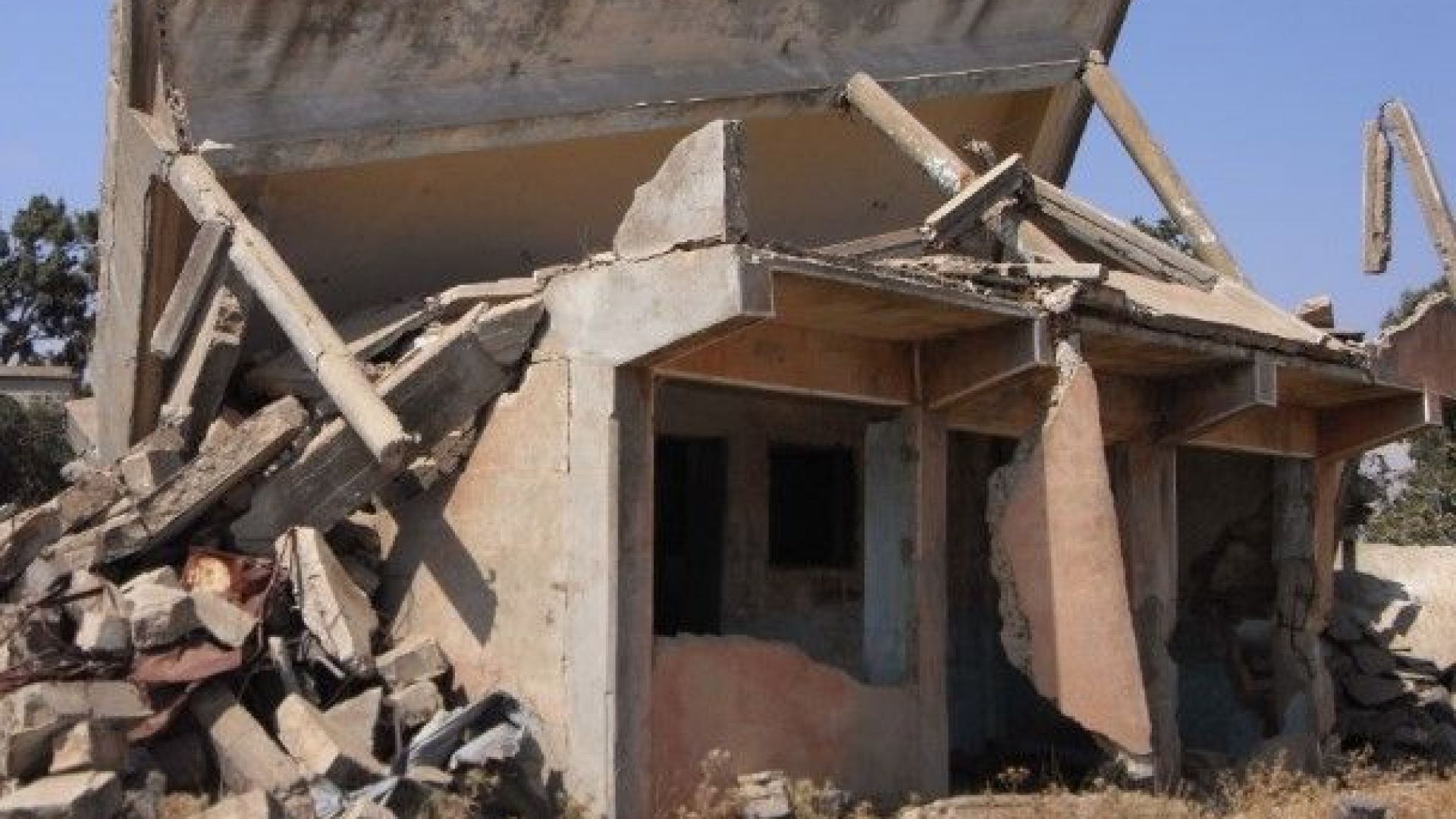 Няколко взрива са се чули в авиобазата край сирийската столица