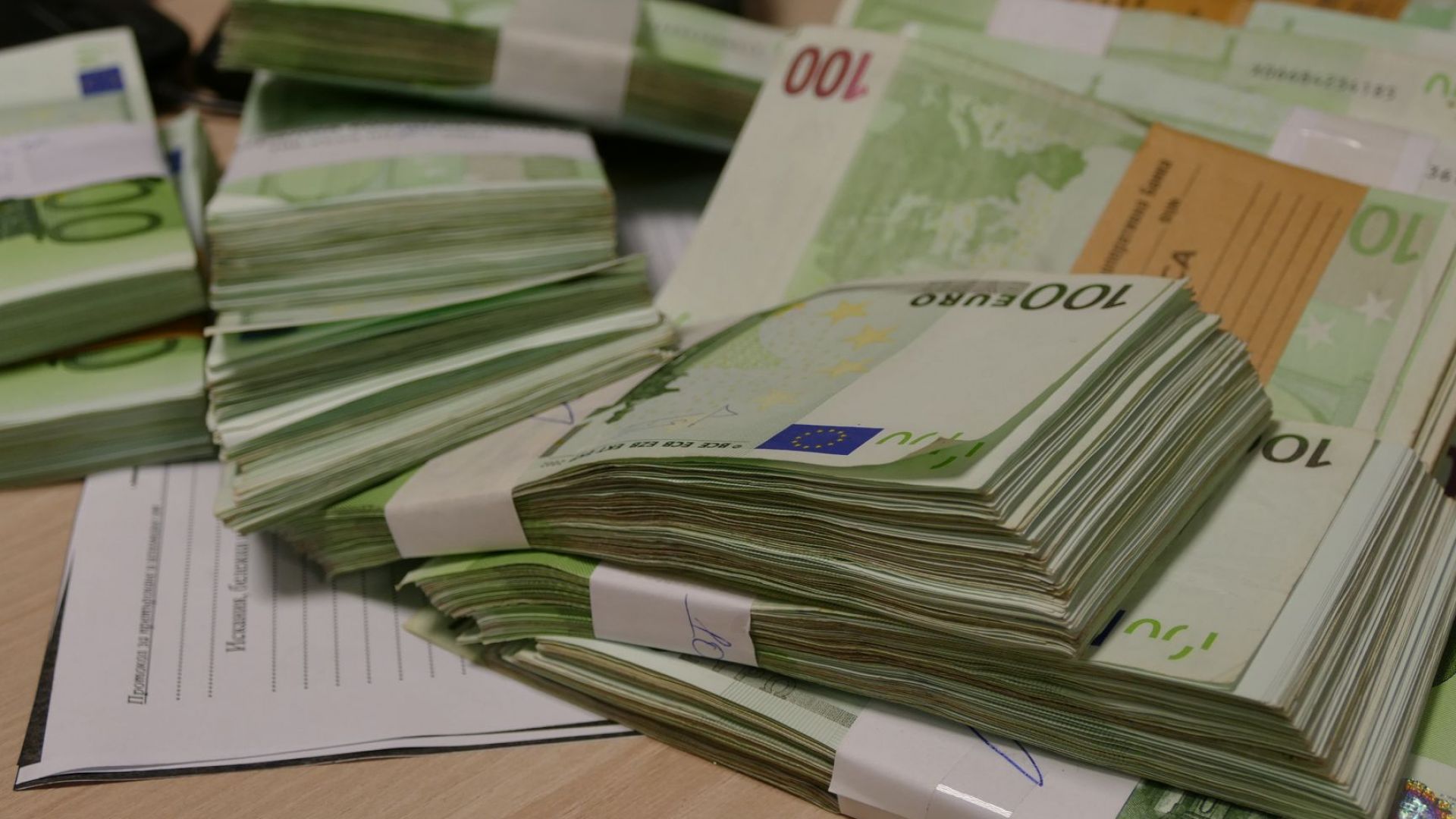 Страх тресе чуждестранните инвеститори в Албания, местят парите си чужбина