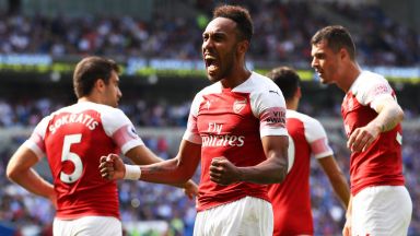 Арсенал се измъкна в Уелс, но напомни за проблемите