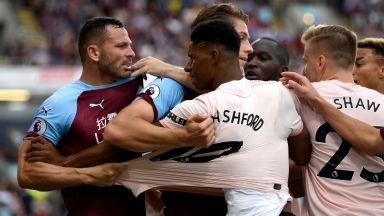 Лукаку донесе глътка въздух на Юнайтед след нервен мач