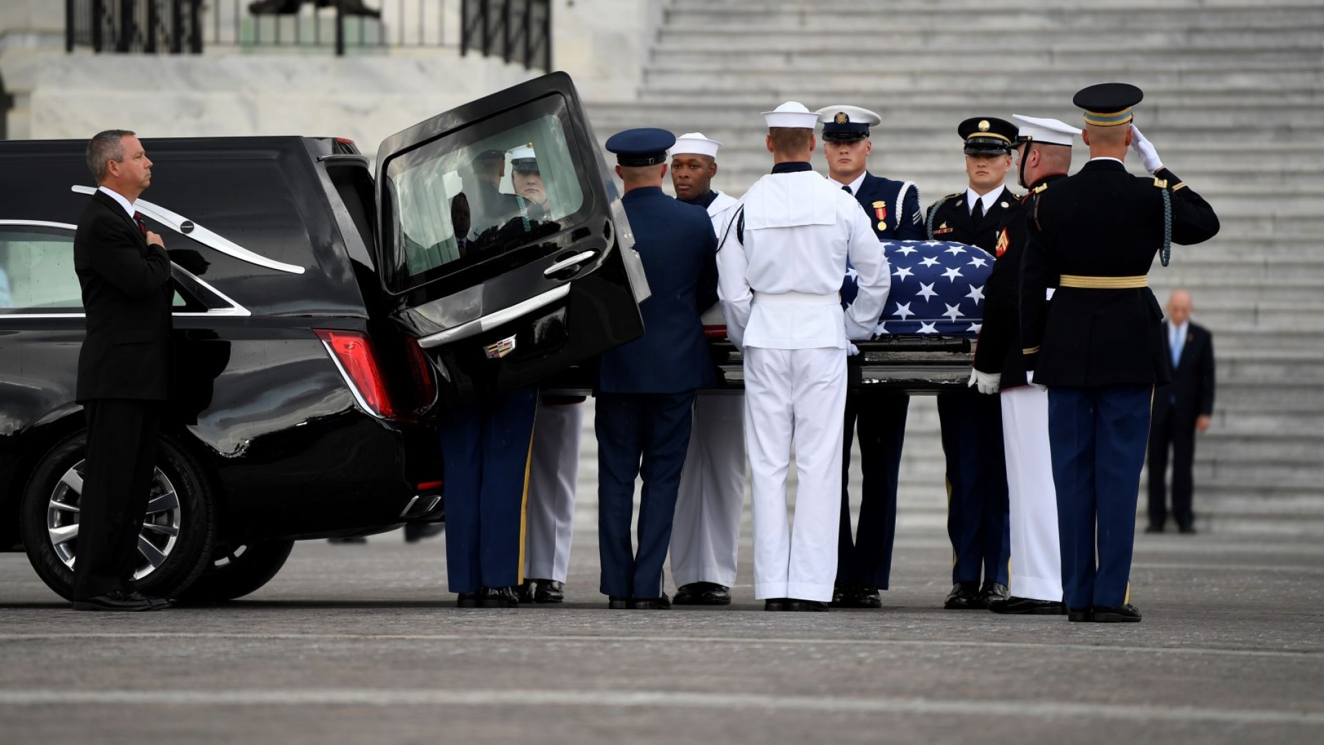 Тленните останки на сенатора републиканец Джон Маккейн бяха погребани с