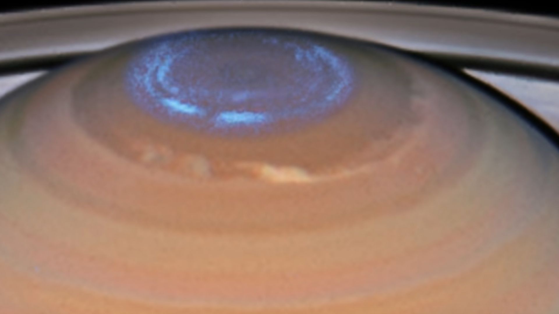 Телескопът "Хъбъл" засне северно сияние на Сатурн (видео)
