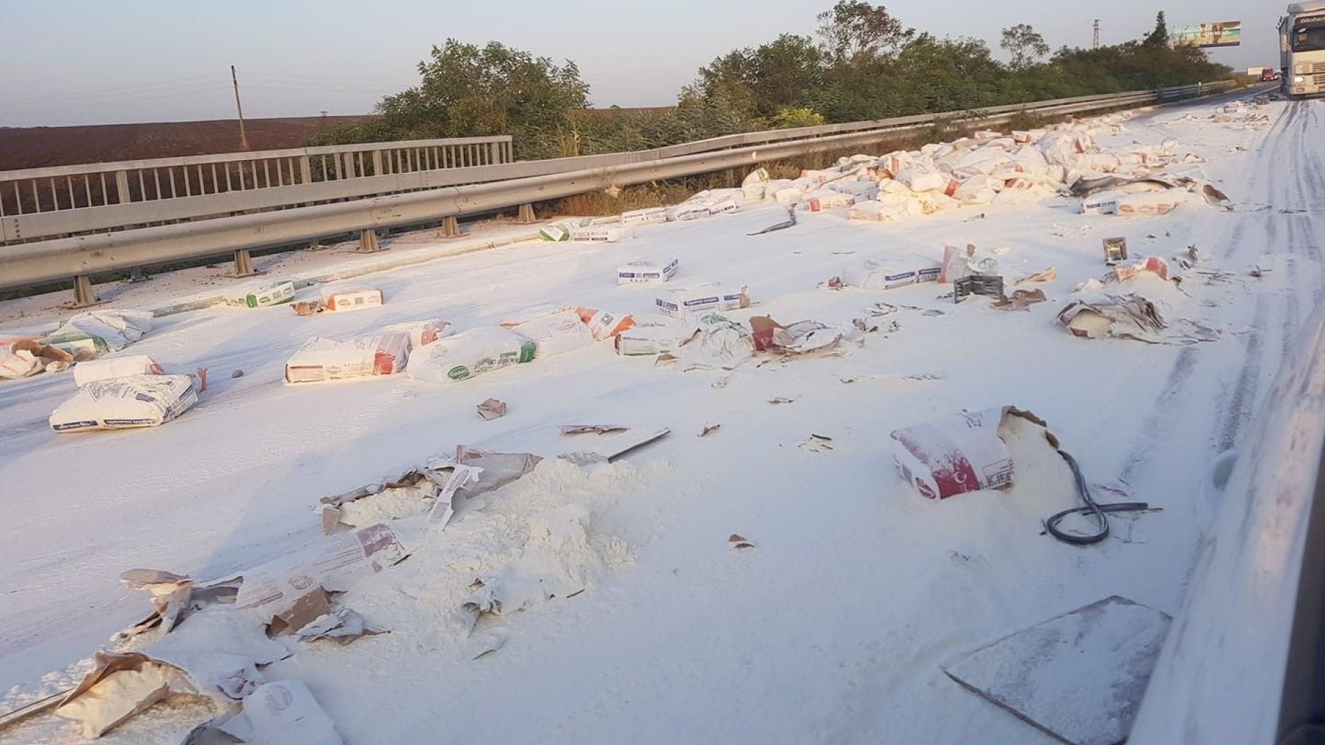 Камион засипа с брашно част от магистрала Хемус като трафикът