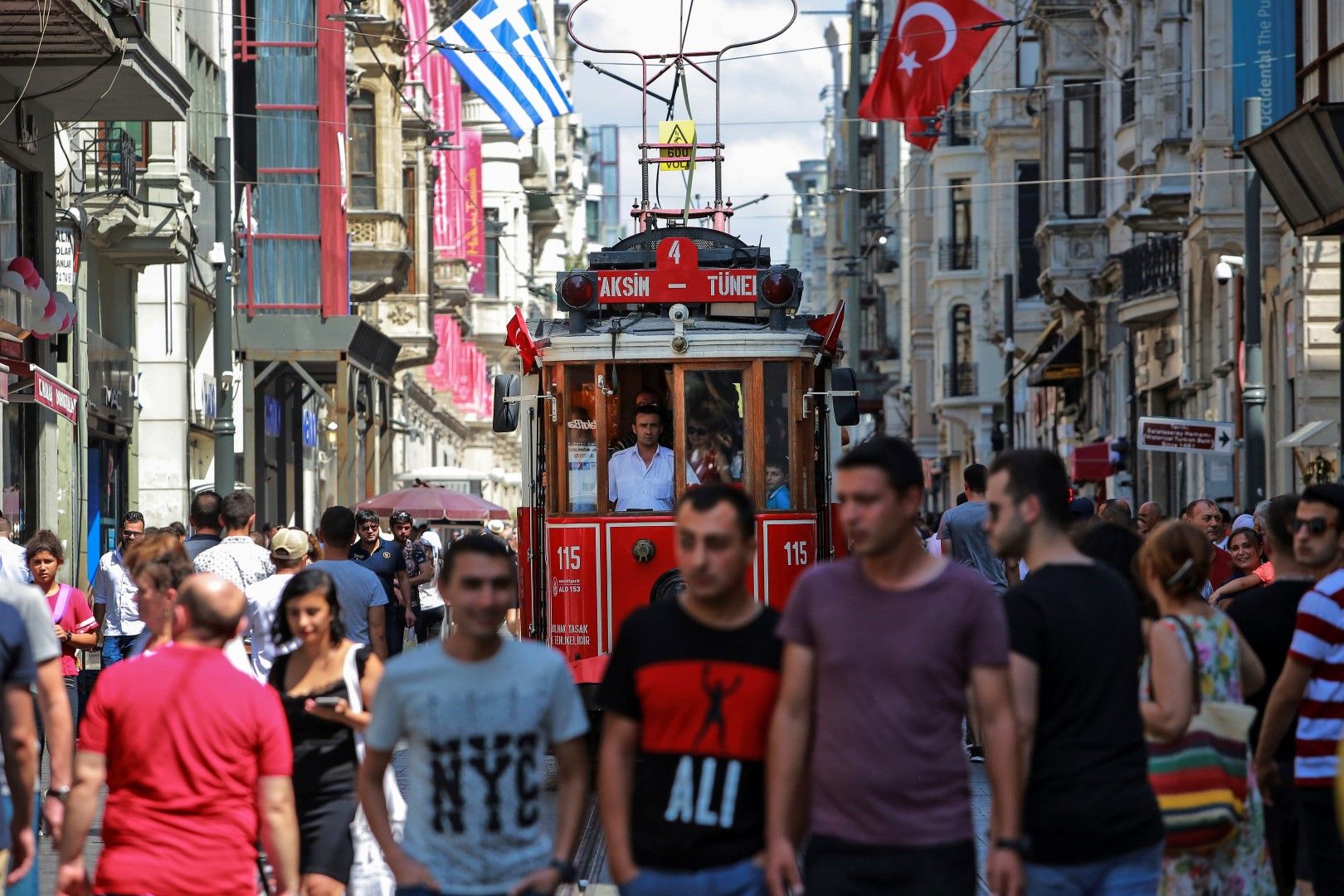 Пазаруването в Турция се оказва много печелившо, ако обменяте евро за лири