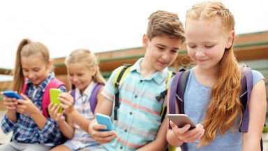 Франция започна учебната година със забрана на мобилните телефони за учениците до 15 години