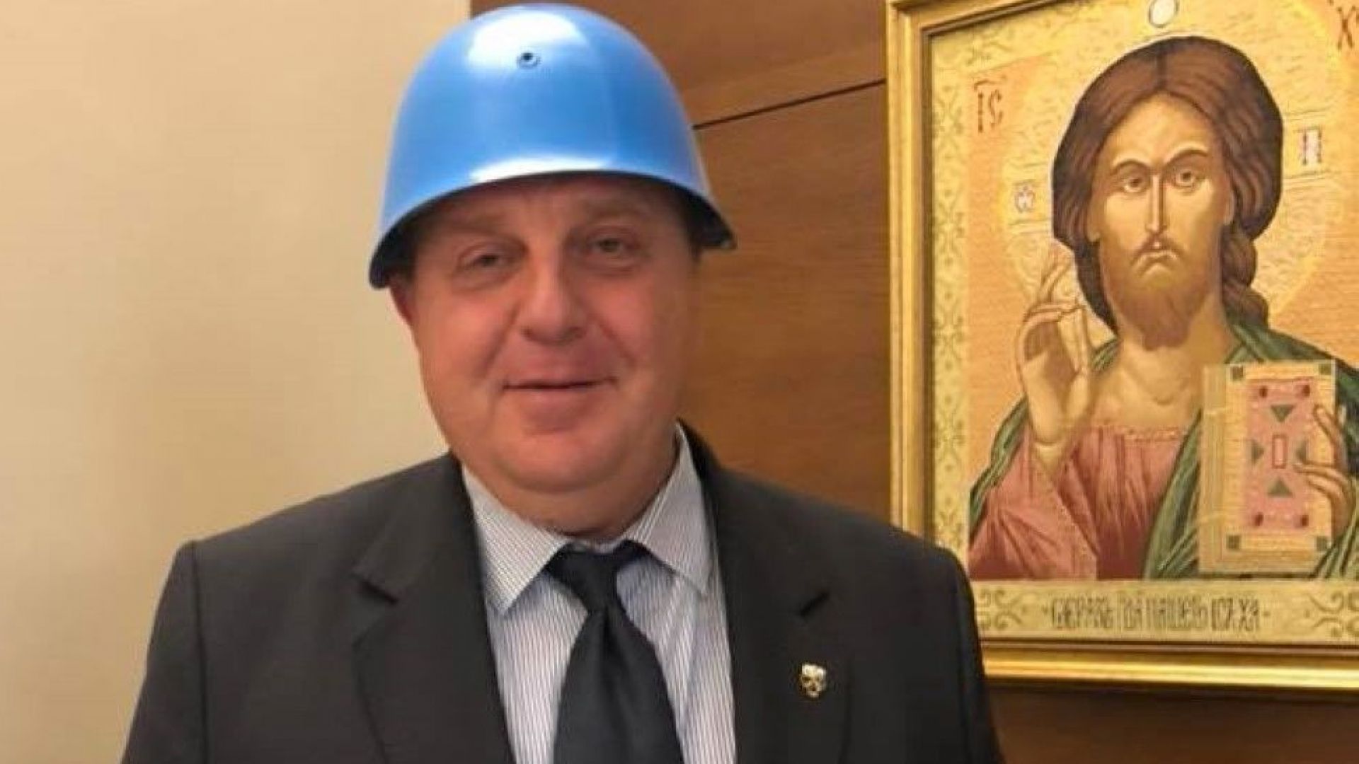 Каракачанов със синя каска на срещата за съдбата на властта