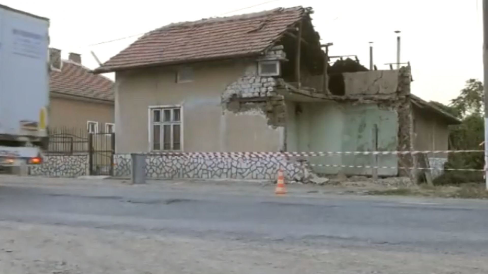 Къща в монтанското село Василовци се срути след като покрай